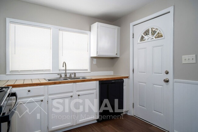 Building Photo - 912 2nd Ave