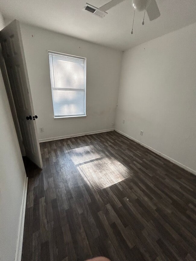 Building Photo - Huge 3 bed 2 full bath in Summerville!
