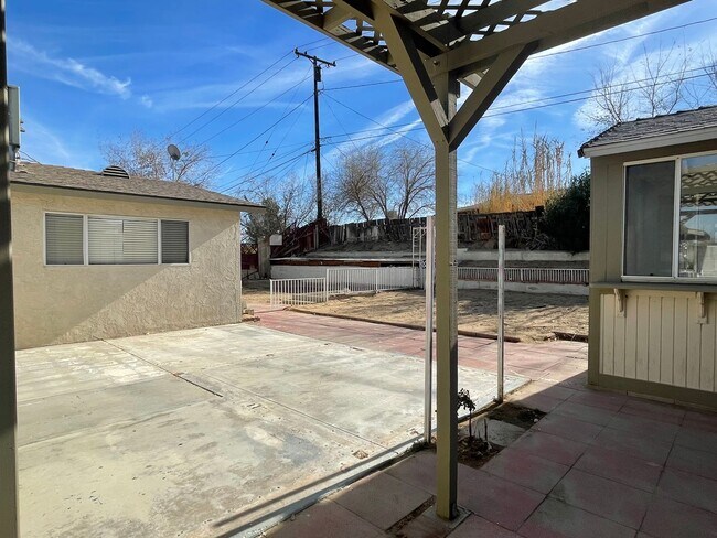 Building Photo - Victorville, 3 Bedroom, 2 Bathrooms, Large...