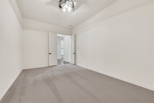 Building Photo - "Spacious 4-Bedroom Retreat with 2.5 Baths...