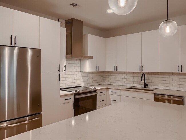 Building Photo - 3101 Govalle Ave