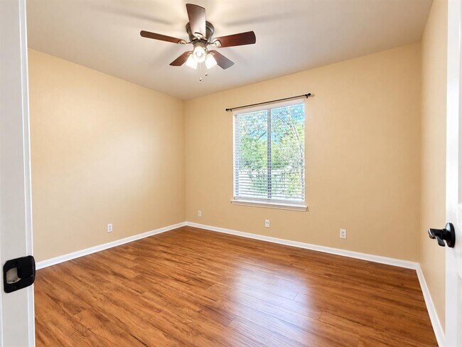 Building Photo - 807 Hilltop Dr