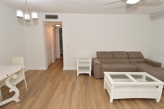 Building Photo - 4700 Cove Cir