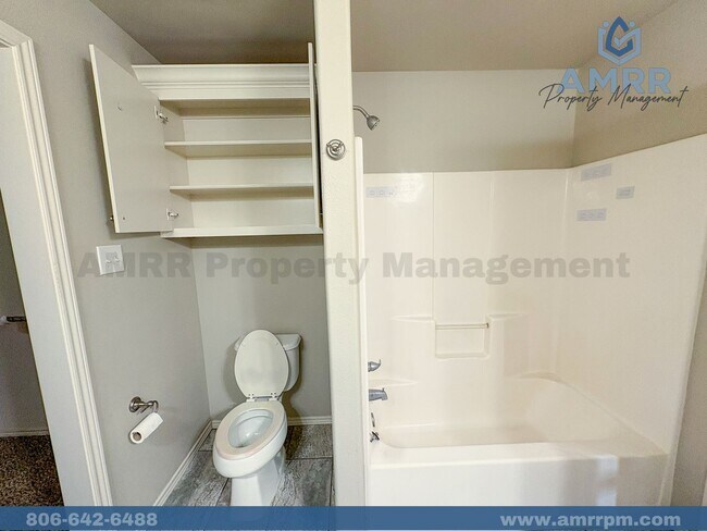 Building Photo - Easy Living with AMRR: Spacious 3-Bedroom Home
