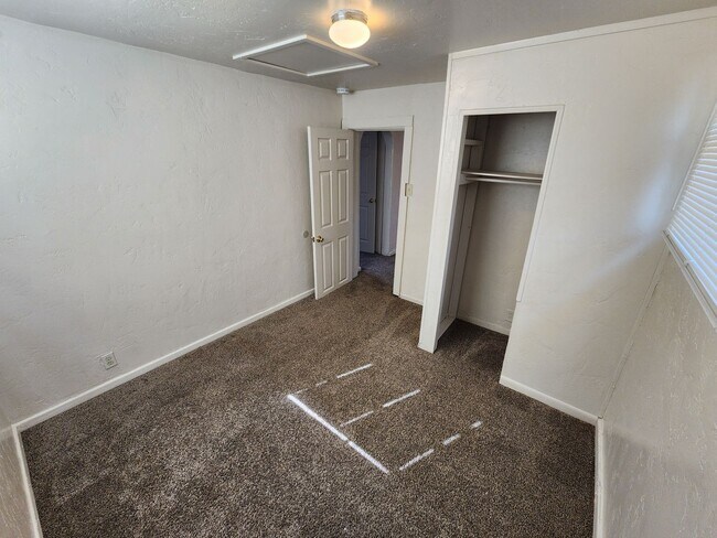Building Photo - 1037 Brownlee Ave