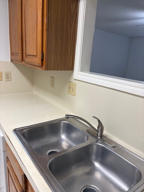 Building Photo - 1311 Antoine Dr