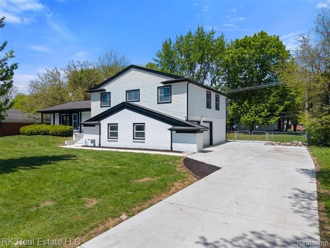 Building Photo - 30728 W 14 Mile Rd