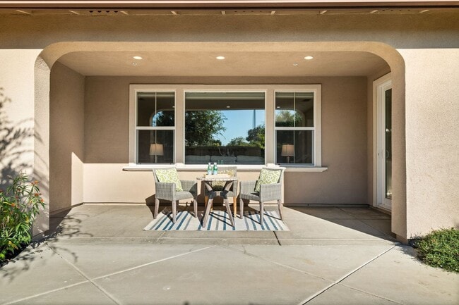 Building Photo - HILLTOP CORNER HOME WITH GORGEOUS VIEWS