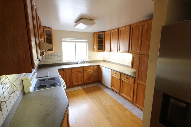 Building Photo - Super Spacious 2-Bedroom 2.5-Bathroom La Jolla UTC Townhome with 2-car garage