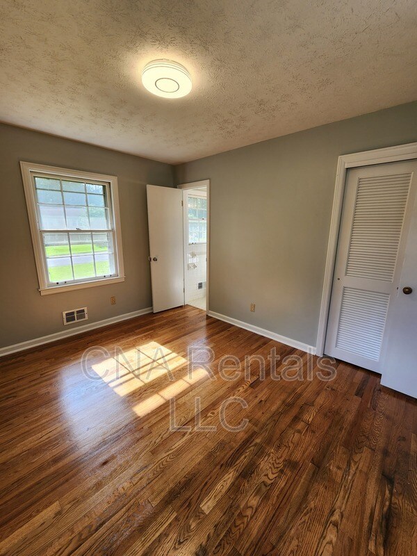 Building Photo - 626 Honeybear Ln
