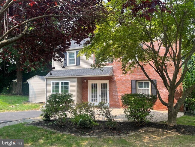 Building Photo - 102 Hillside Cir