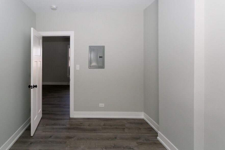 Building Photo - 710 W Brompton