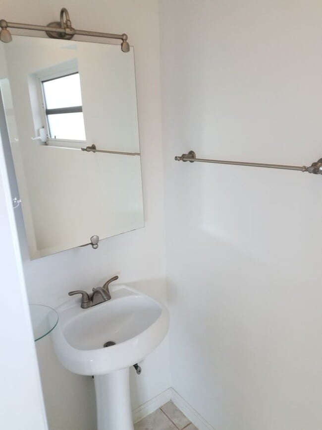 Building Photo - Loft, 2 Bedrooms, Split Townhouse, AC, 2 Parking