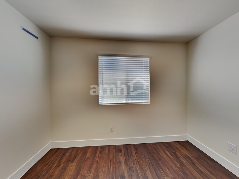 Building Photo - 955 Moorside Ave