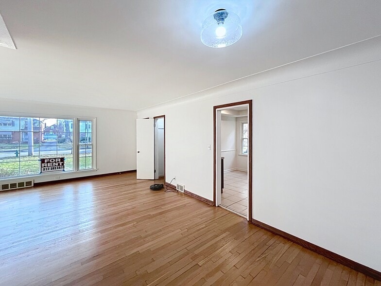 Building Photo - 18411 Chagrin Blvd