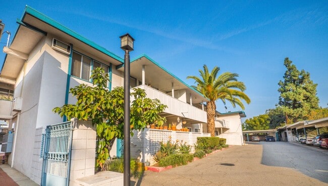 Interior Photo - 400-420 N. Oakland Ave