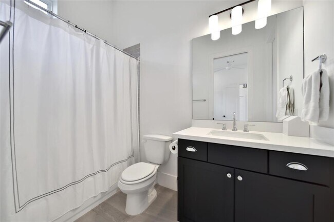 Building Photo - 806 Detering St