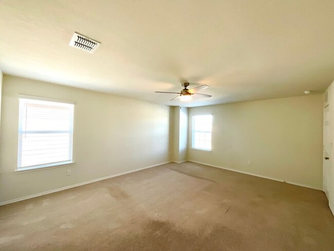 Building Photo - AVAILABLE NOW- Energy-Efficient 4/3 Home with Solar Panels & Pool Access!