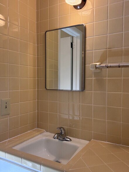 Building Photo - 3649 Pineview Cir