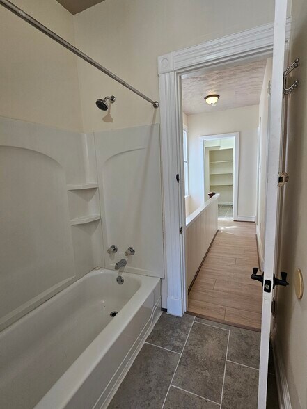 Building Photo - 249 Earnshaw Ave