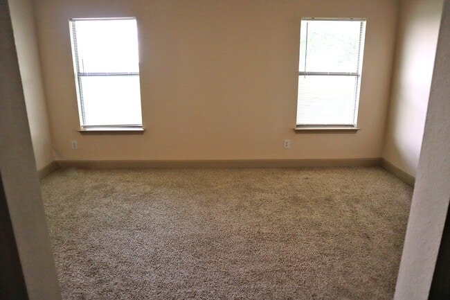 Building Photo - 1705 Hickory Dr