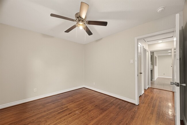 Building Photo - 3214 Longwood Dr