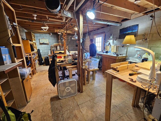 Building Photo - Unique location, breathtaking views, wonde...