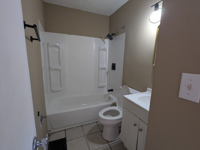 Building Photo - 549 S Ashburton Rd