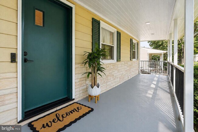 Building Photo - 229 Cabbel Dr