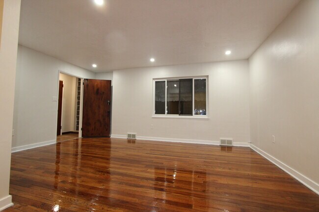 Building Photo - 4511 Main St