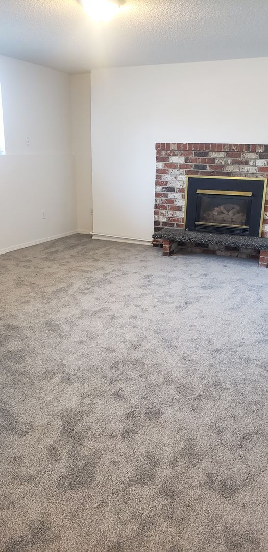 Building Photo - Nicely updated 3+ bedroom, 2 bath duplex