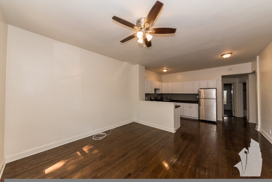 Building Photo - 3821 N Greenview Ave