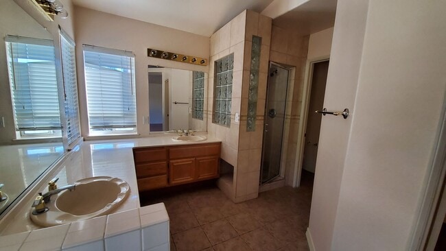 Building Photo - ( ( ( BEAUTIFUL 4 BEDROOM 3 BATH HOUSE!!! ...