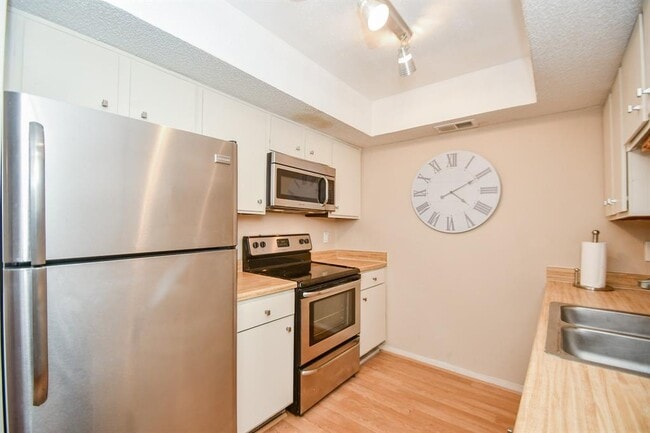 Building Photo - 2832 S Bartell Dr