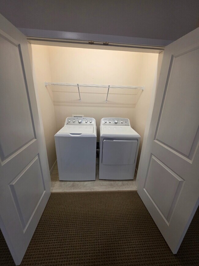 Building Photo - 2 Bedroom | 1 Bathroom 2nd Floor Apartment Available RIGHT NOW!