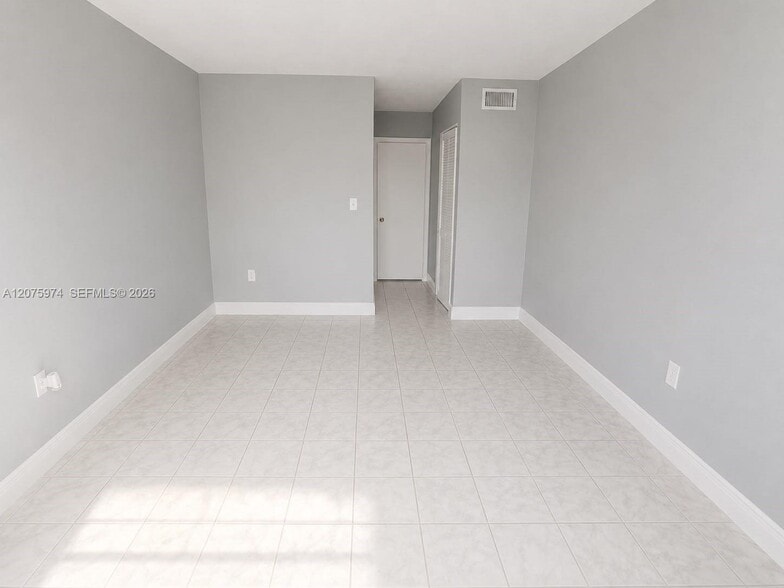 Building Photo - 9440 Fontainebleau Blvd