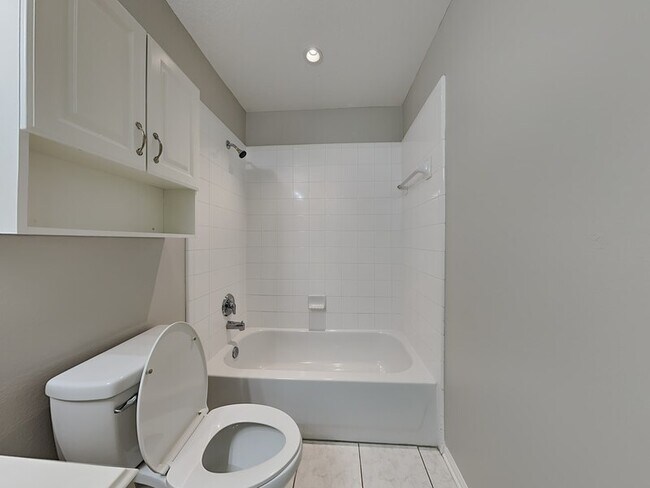 Building Photo - 22506 Spence Park Ct