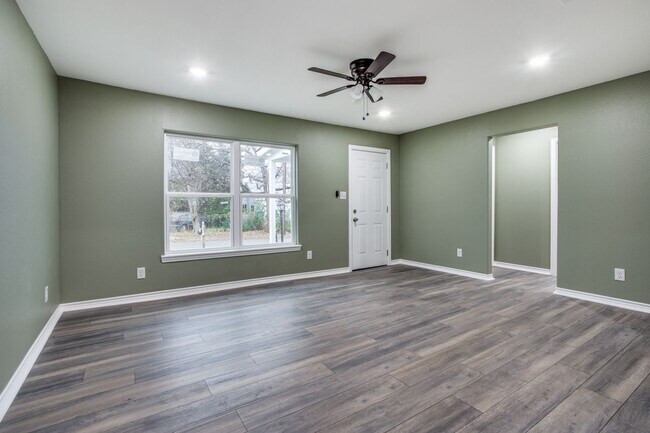 Building Photo - Beautifully Remodeled 3-1 in Sherman! Fridge, Washer and Dryer Included!