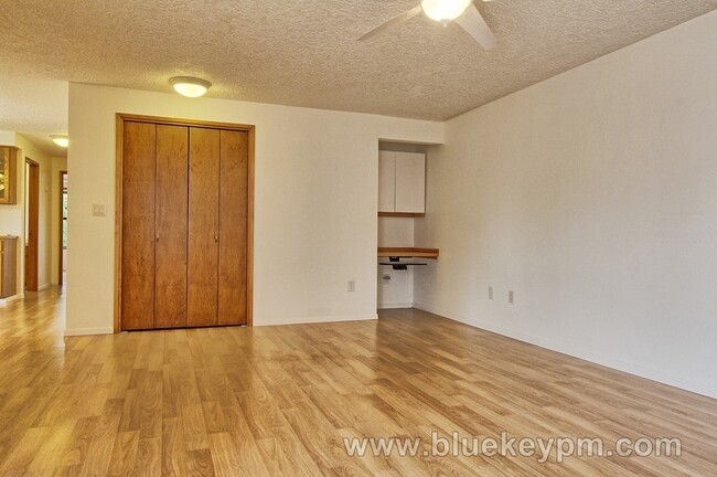 Building Photo - 2 Bed, 2 Bath Townhouse in Felida/Salmon C...