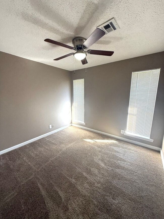 Building Photo - ** 3 Bed 2 Bath located off Wares Ferry ro...