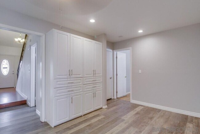 Building Photo - 5 bedroom Home with Large Private Yard