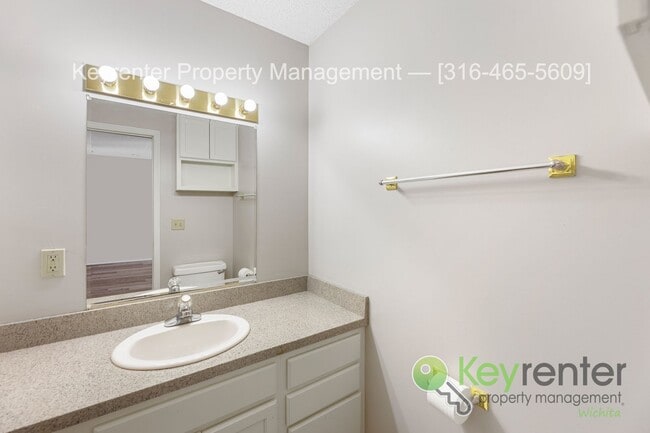 Building Photo - Beautiful 3 Bed 2.5 Bath townhome with easy commute anywhere in town!