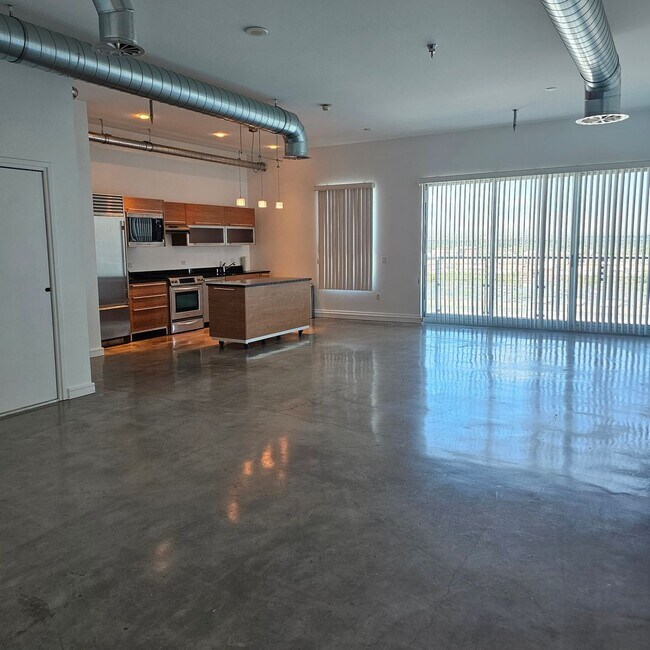 Building Photo - High Rise condo in the heart of the Arts D...