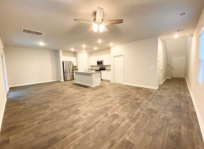 Building Photo - 4 Bed 3 Bath Single Family Home