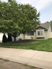Building Photo - 555 Parkwood Dr