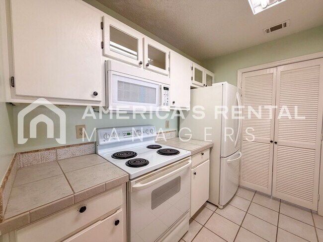 Building Photo - Inverness Area Living: Utilities Included plus Pool Access