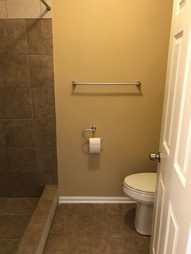 Building Photo - 3 Bedroom Home with Bonus Room For Rent!