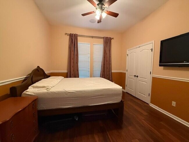 Building Photo - 2401 Goldenrod Wy