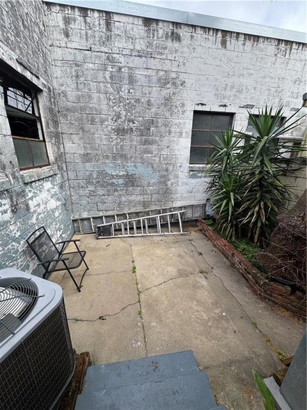 Building Photo - 2307 Chartres St