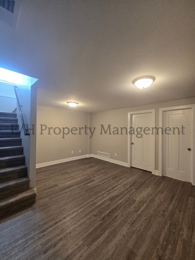 Building Photo - 2220 E Village Estates Dr